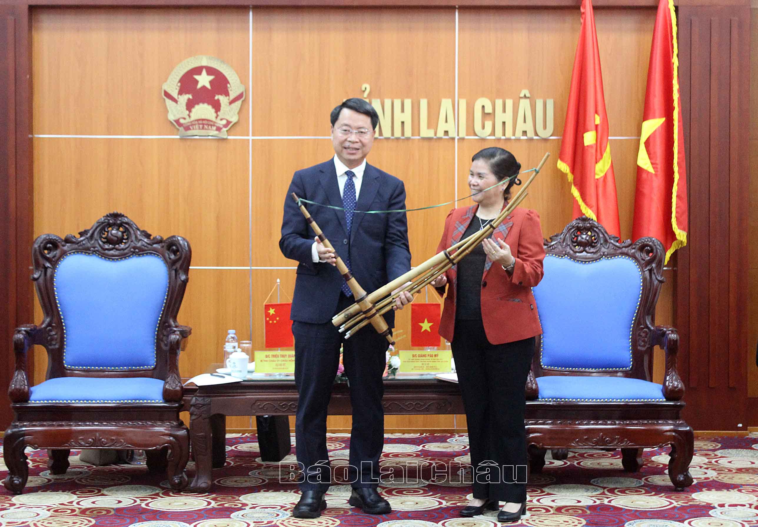 Đồng chí Giàng Páo Mỷ - Ủy viên Trung ương Đảng, Bí thư Tỉnh ủy, Chủ tịch HĐND, Trưởng Đoàn Đại biểu Quốc hội tỉnh tặng khèn Mông Lai Châu cho đồng chí Triệu Thụy Quân - Bí thư Châu ủy Châu Hồng Hà.